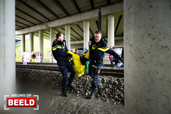 Zeven demonstranten aangehouden na blokkade havenspoor Havenspoorpad Barendrecht