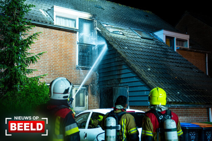 Veel schade na brand door explosie bij woning De Warnaar Poortugaal