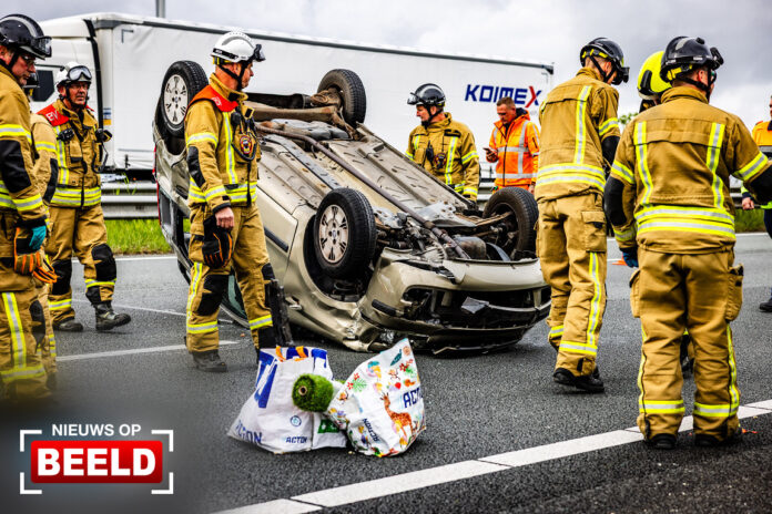 Auto over kop op snelweg A29 Heinenoord