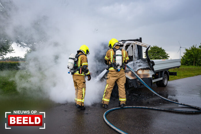 Bedrijfswagen volledig verwoest na brand Hogelandseweg Spijkenisse
