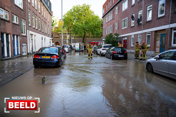 Hulpdiensten schalen groot op vanwege gesprongen waterleiding Transvaalstraat Rotterdam
