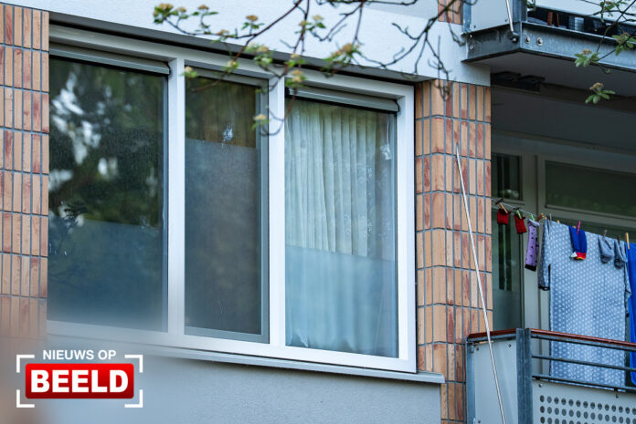 Kogelgat in ruit van woning bij schietpartij Krabbestraat Rotterdam