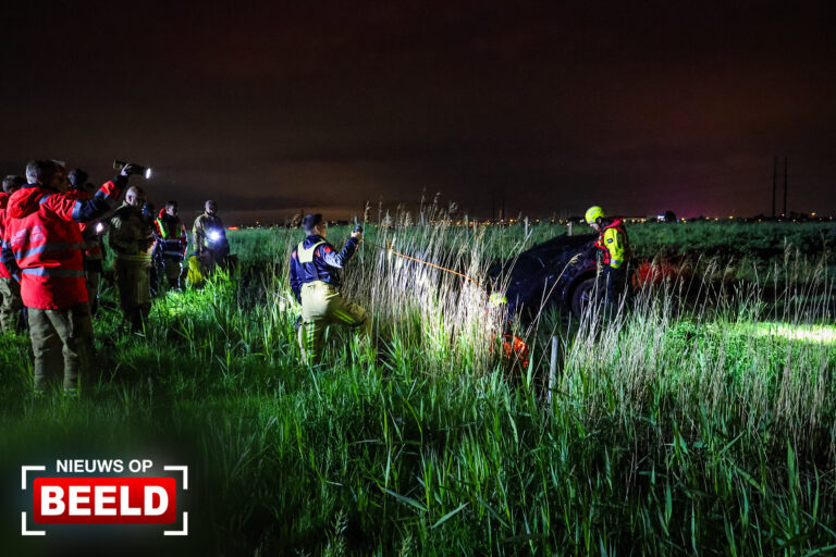 Bestuurder uit auto gered na crash in weiland Rottedijk Moerkapelle