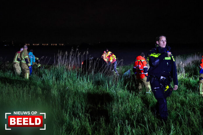 Bestuurder uit auto gered na crash in weiland Rottedijk Moerkapelle
