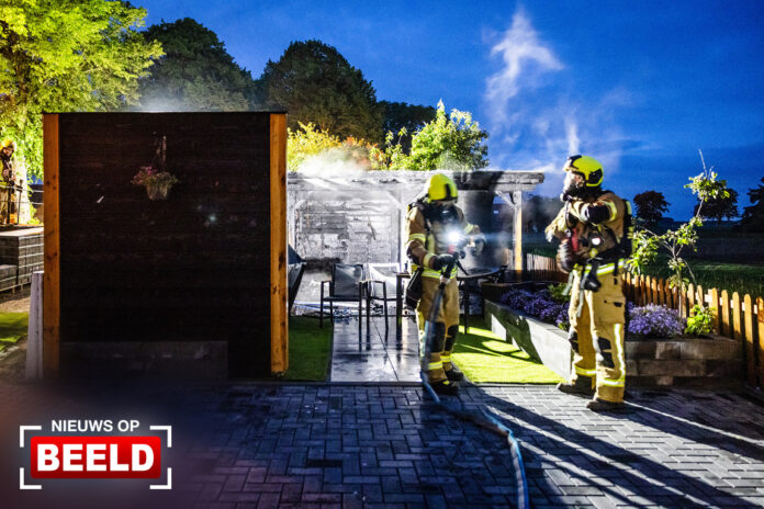 Overkapping naast woning uitgebrand Schaweg Mookhoek