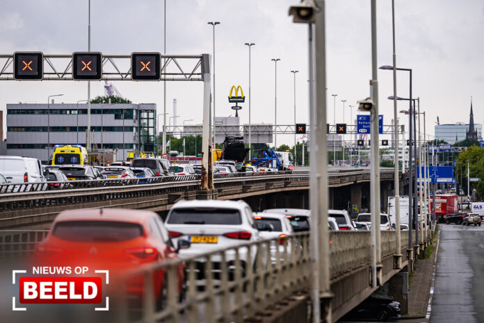 Snelweg A20 volledig dicht na ongeval ter hoogte van afrit Delfshaven