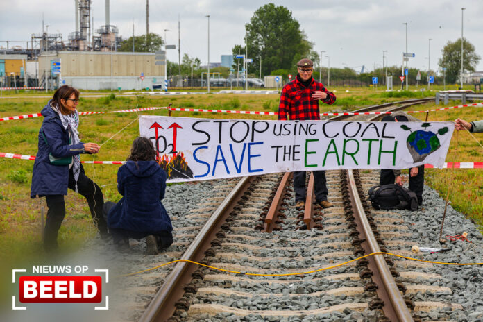 Aanhoudingen bij protest op spoor Markweg Europoort