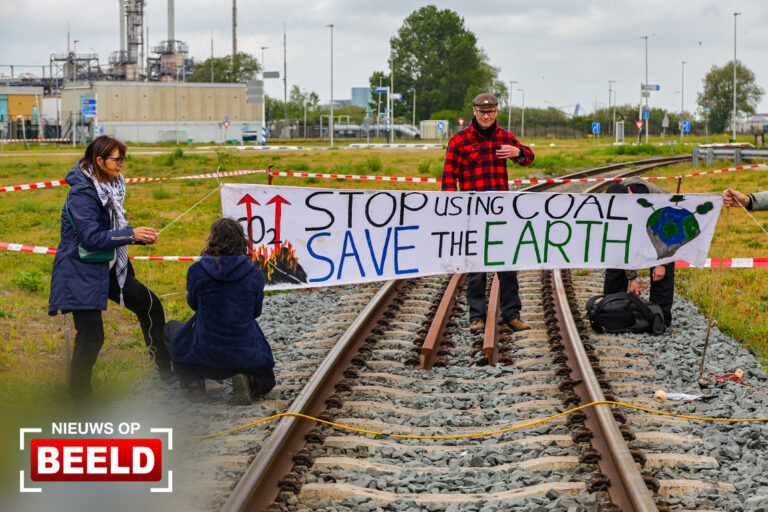 Aanhoudingen bij protest op spoor Markweg Europoort