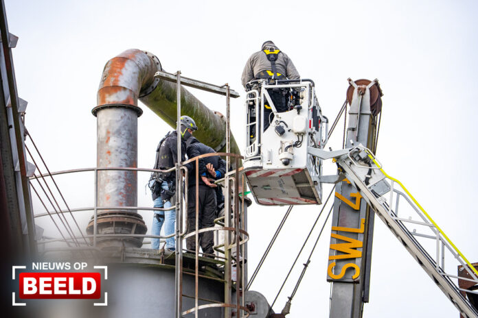 Arrestatieteam overmeestert man op hoogte Maashaven Zuidzijde Rotterdam