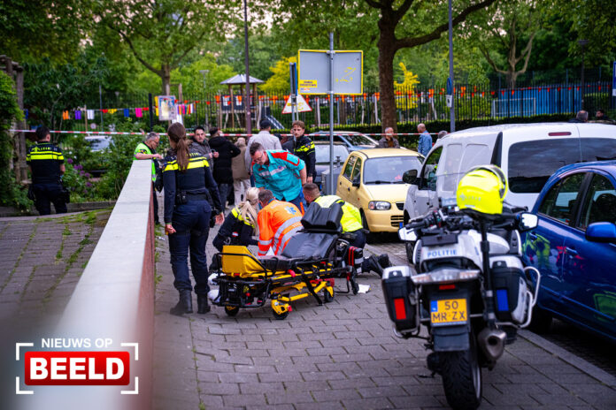 Man zwaargewond bij steekpartij op straat Riebeekstraat Rotterdam