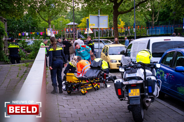 Man zwaargewond bij steekpartij op straat Riebeekstraat Rotterdam