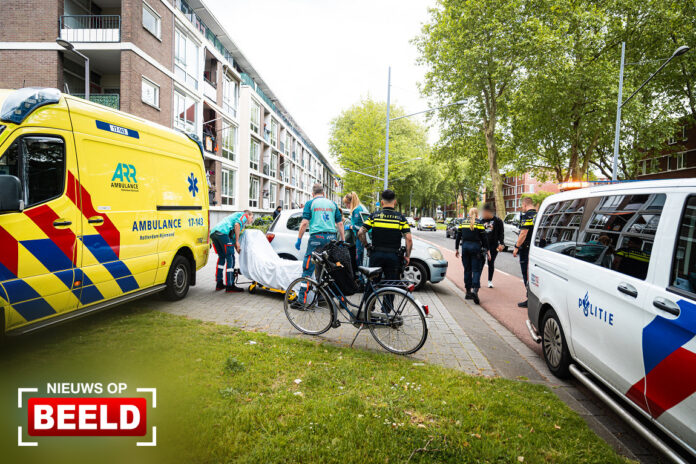 Fietser naar ziekenhuis na aanrijding met auto Slinge Rotterdam
