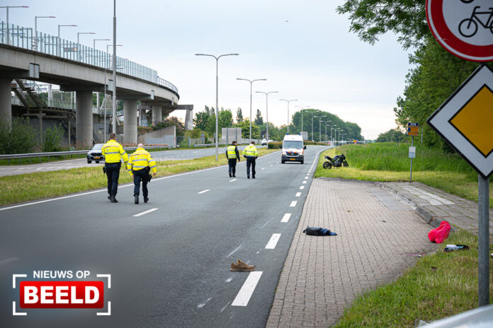 Motorrijder gereanimeerd na harde val Groene Kruisweg Hoogvliet Rotterdam