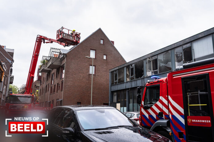 Veel schade na felle brand in bedrijfspand Noordmolenstraat Schiedam