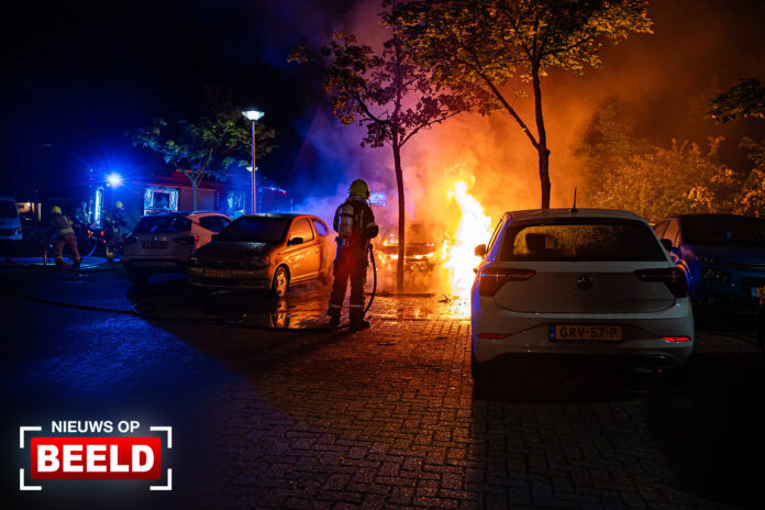 Twee auto’s volledig uitgebrand op parkeerplaats Heepvoorde Spijkenisse