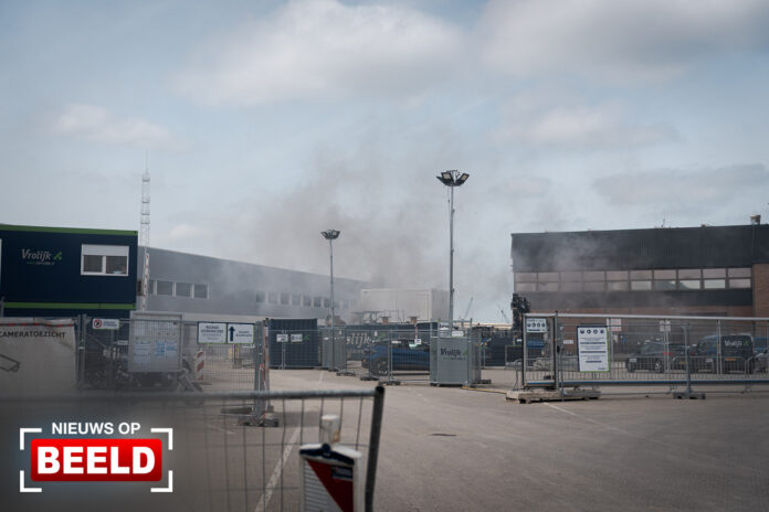 Veel rookontwikkeling bij brand in schaftkeet Eemhavenweg Rotterdam