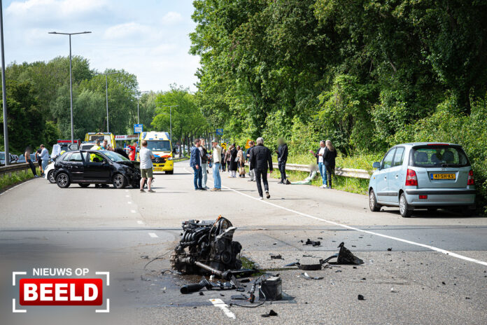 Motorblok vliegt uit auto na ongeval Vaanweg Rotterdam