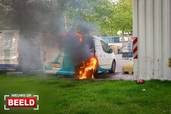 Bedrijfsbus vat vlam bij het achterwiel Joliotplaats Rotterdam
