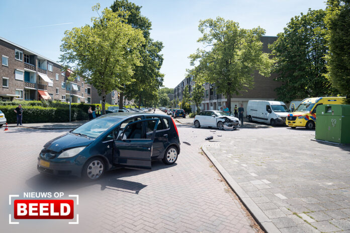 Veel schade na aanrijding op kruispunt Mr. Kesperweg Ridderkerk