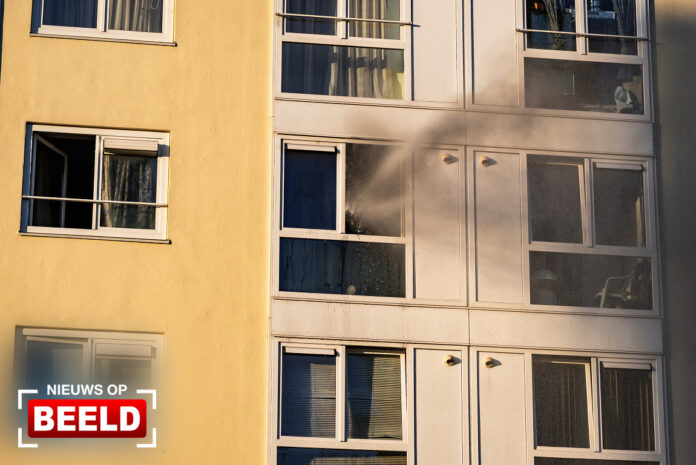 Woningbrand op vierde etage van flat Van Adrichemweg Rotterdam