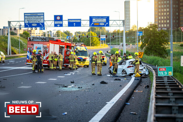 Ravage bij zwaar ongeval onderaan Van Brienenoordbrug A16 Rotterdam