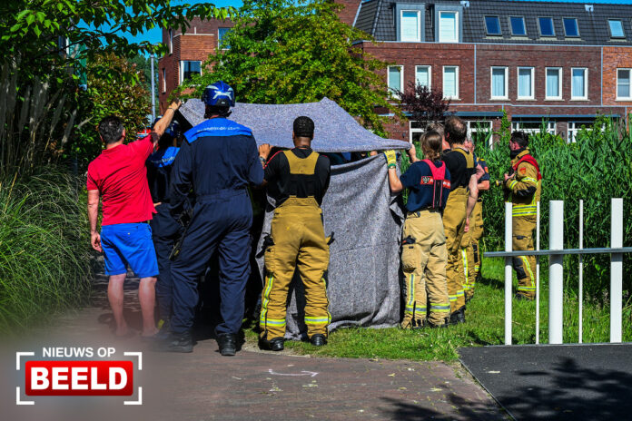 Brandweerman bevangen door hitte bij grote brand Snelliuspad Rotterdam