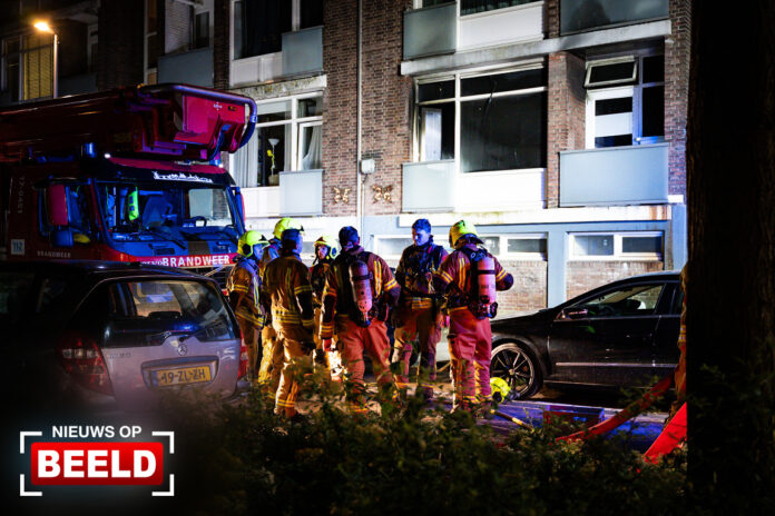 Felle uitslaande brand verwoest portiekwoning Galjootstraat Rotterdam