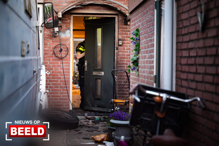 Brand na explosie bij voordeur van woning Snoekenveen Spijkenisse
