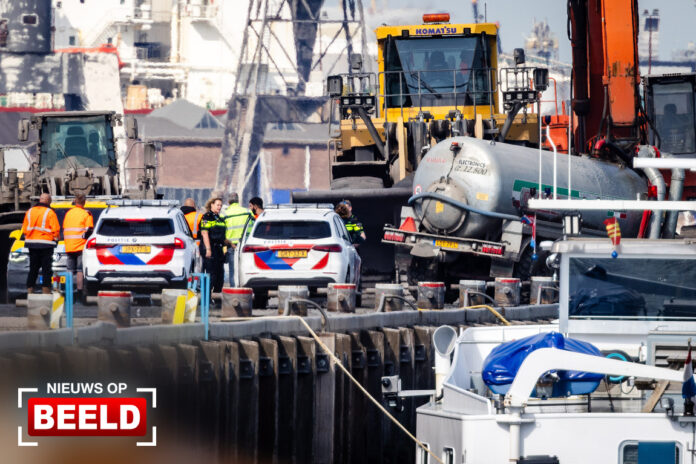 Tractor raakt te water Vondelingenplaat Vondelingenplaat Rdam