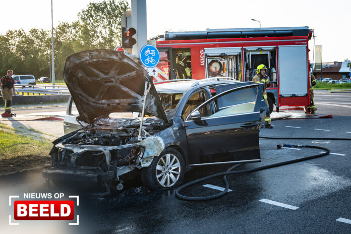 Rijdende auto vliegt plotseling in brand Borgtweg Spijkenisse