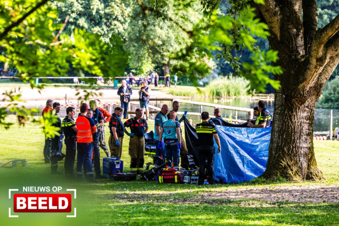 Persoon uit water gered en gereanimeerd zwemstrand Merwelanden Dordrecht