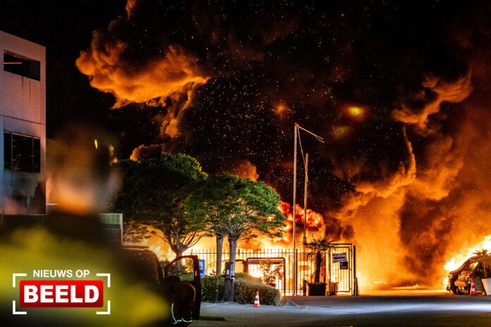 VIDEO | Tientallen brommobielen verwoest bij zeer grote brand Industriestraat Numansdorp