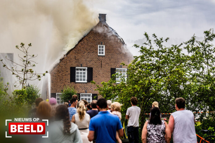 Woning verwoest door zeer grote brand na blikseminslag Abbekesdoel Bleskensgraaf