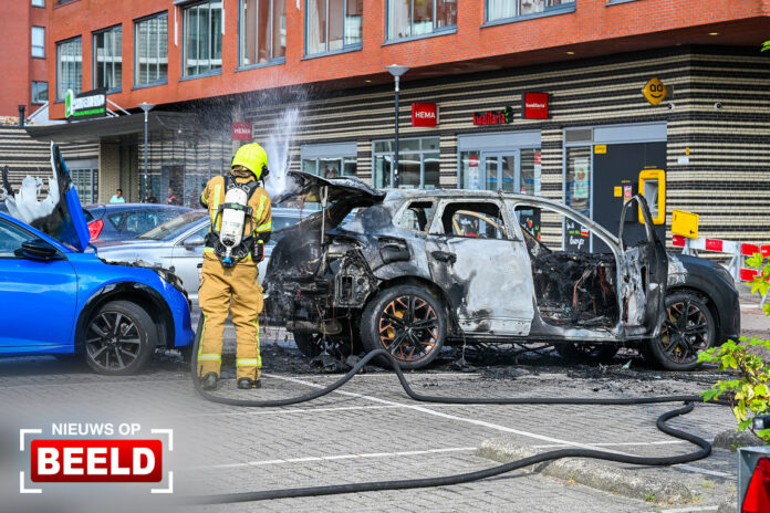 Twee auto’s in brand Mia van IJperenplein Rotterdam