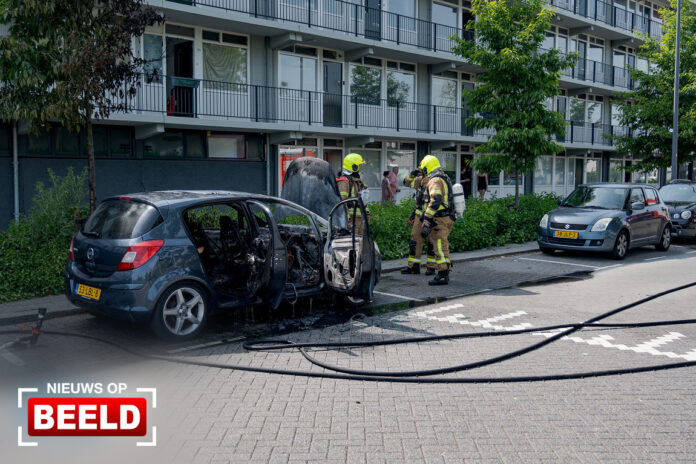 Personenauto brandt uit tijdens rit Huniadijk Rotterdam