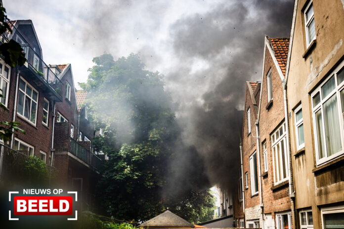 Zeer grote uitslaande brand in woning Lijnzaadstraat Rotterdam