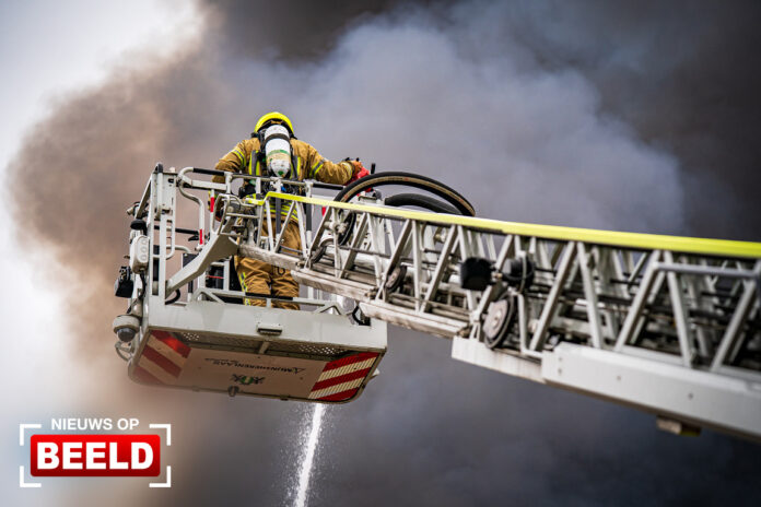 Zeer grote uitslaande brand in woning Lijnzaadstraat Rotterdam