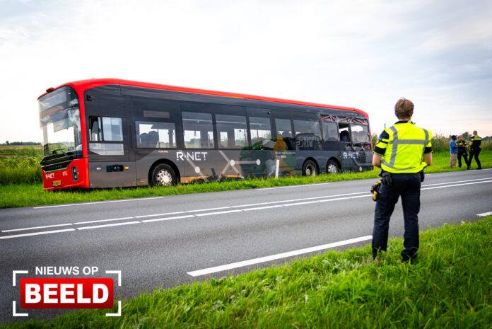 Schade aan streekbus na aanrijding met vrachtwagen N207 Bergambacht