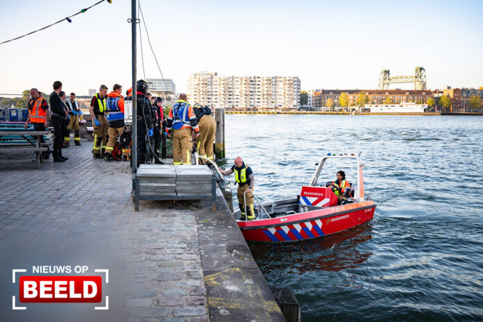 Man overleden nadat voertuig te water raakt Nieuwe Maas Rotterdam