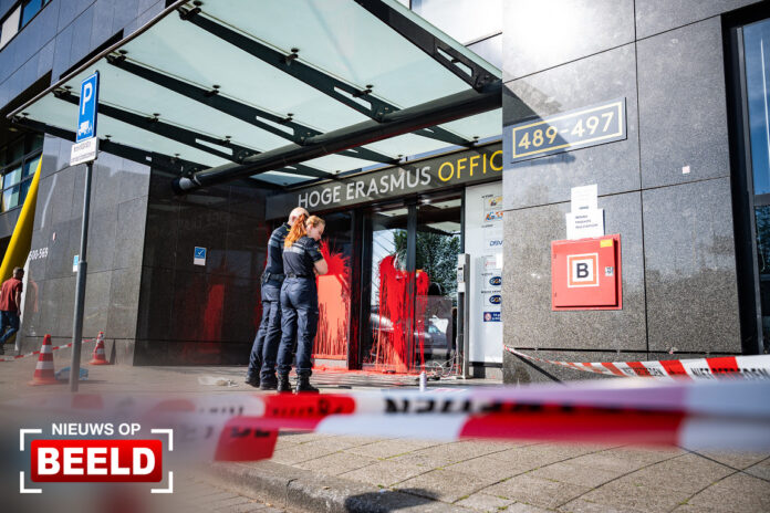 Activisten vernielen toegangsdeur transportbedrijf Willemsplein Rotterdam