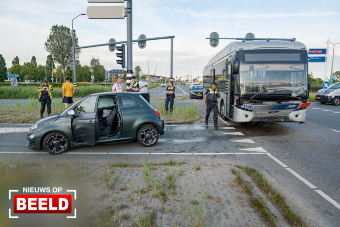 Automobilist naar ziekenhuis na botsing met lijnbus Kilweg Barendrecht
