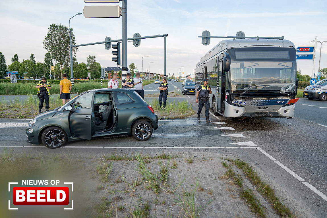 Automobilist naar ziekenhuis na botsing met lijnbus Kilweg Barendrecht.