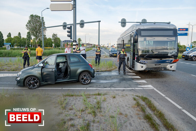 Automobilist naar ziekenhuis na botsing met lijnbus Kilweg Barendrecht