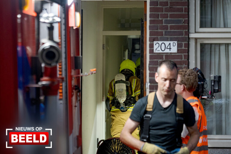Brand slaat over van achtertuin naar woning Dordtselaan Rotterdam