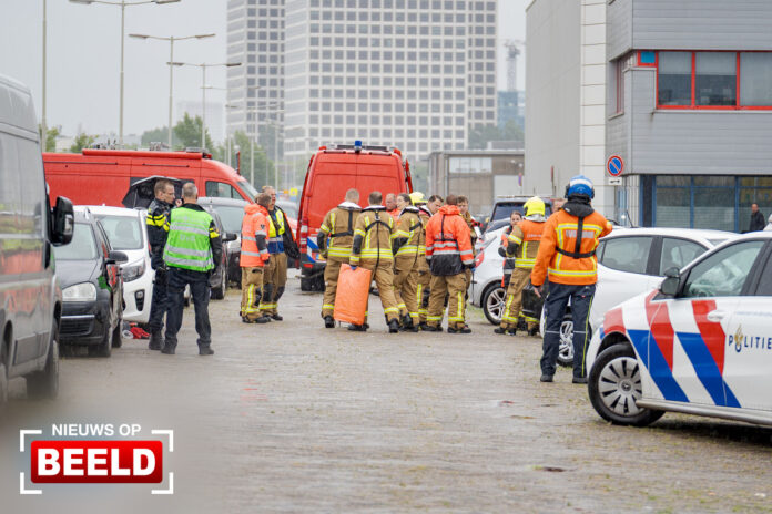 Bestuurder met spoed naar ziekenhuis na auto te water Merwehaven Rotterdam