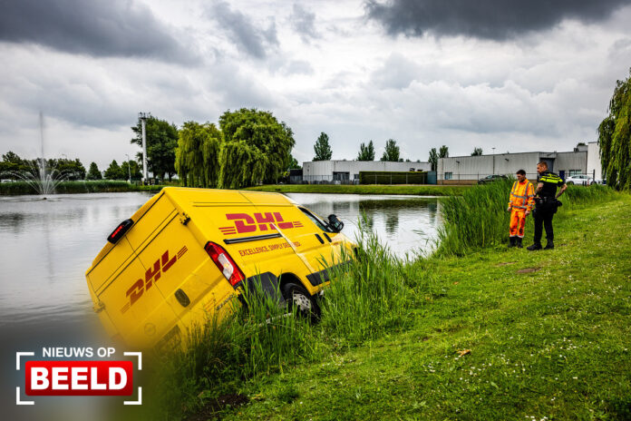 Pakketbezorger raakt te water met bestelbus Antonie van Leeuwenhoekstraat Oud-Beijerland