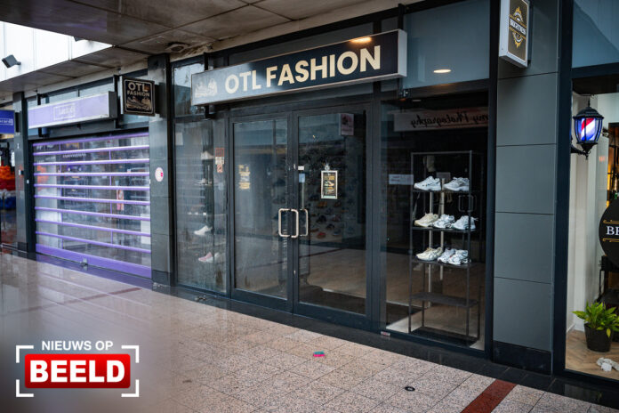 Explosie en kogelgat in deur bij winkel in winkelcentrum De Kopspijker Nieuwstraat Spijkenisse
