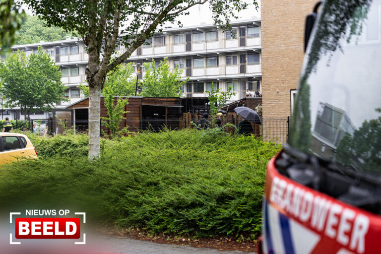Veel schade na brand in achtertuin Berlagestraat Rotterdam