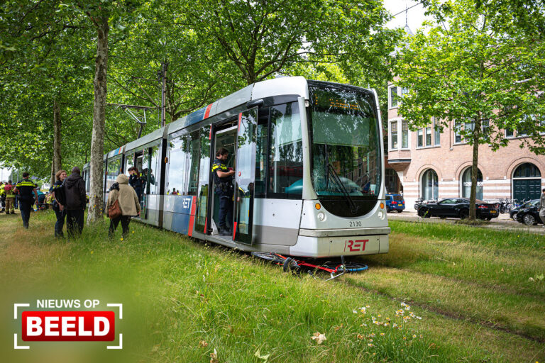 Fietser zwaargewond na aanrijding met tram Westzeedijk Rotterdam