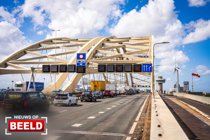 Veel vertraging door aanrijding op A16 Van Brienenoordbrug Rotterdam